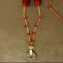 Collier avec pi�ce en bronze et corail